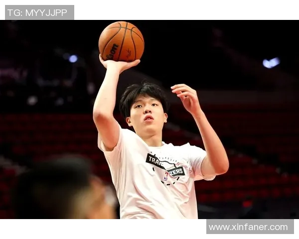 对阵国王时斯普利特场边指导杨瀚森 之后小杨与翻译沟通确认